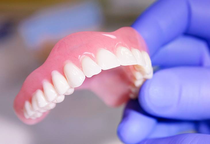 Сколько стоит протезирование зубов?