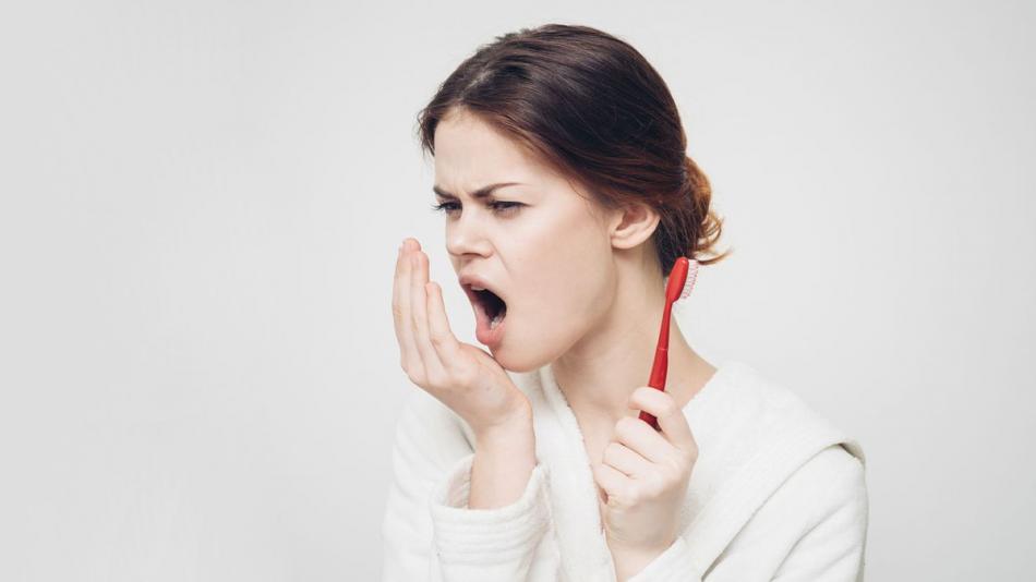 Неприятный запах изо рта: причины и лечение.